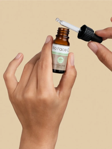 Coconutoil Bio Pleťové Sérum Anti-aging 10 ml s bio za studena lisovanými olejmi na hydratáciu, výživu a regeneráciu pleti.